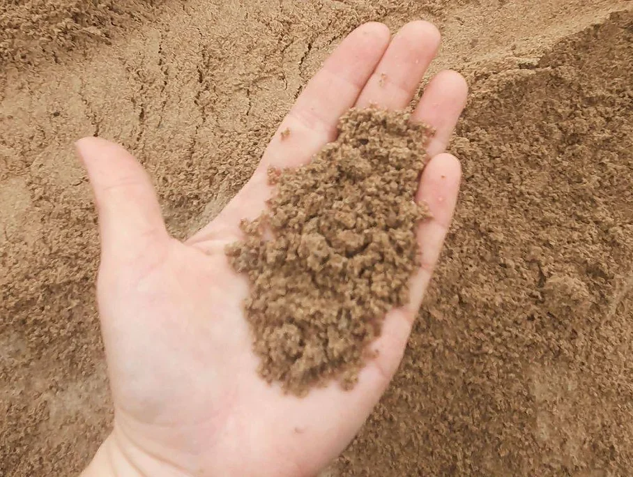 Leverans av grus, jord och sand med lastbil